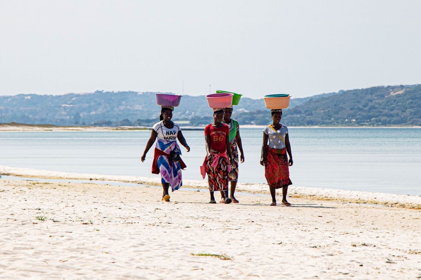 Mulheres moçambicanas junto ao mar